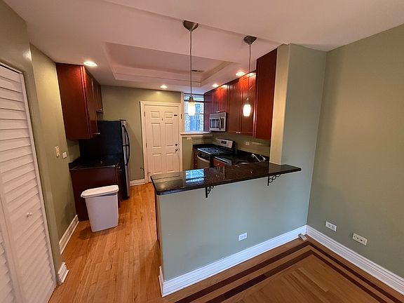 5th image of 522 W Cornelia Ave APT 3S