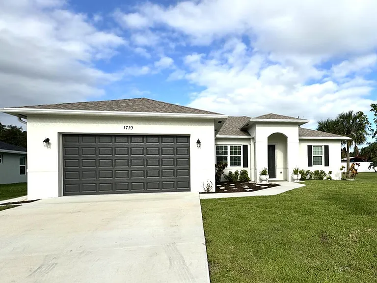 1719 SW Bradway Ln — Photo 3