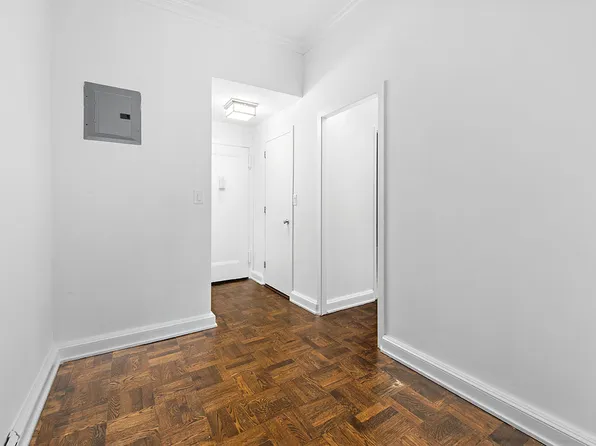 300 East 57th Street image 3 of 8