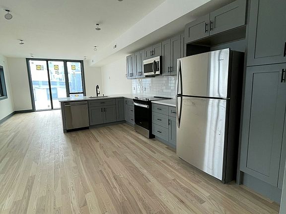 4th image of 555 N Lawrence St #2R