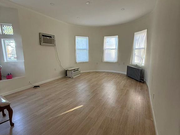 4th image of 21 Bay 32nd St Floor 2