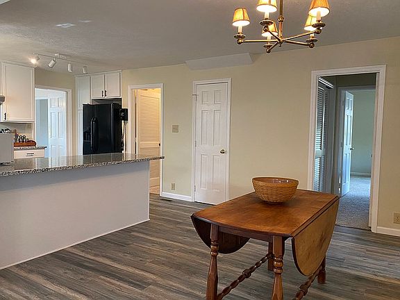 Breakfast Room - Kitchen Bar