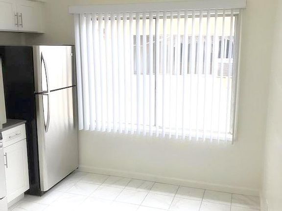 5th image of 4550 Hazeltine Ave #15