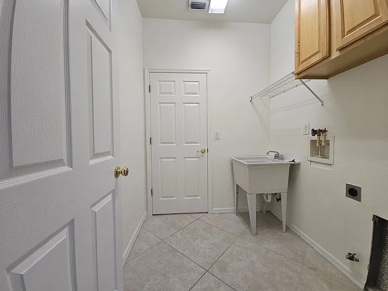 7209 Colonial Lake Dr — Photo 18