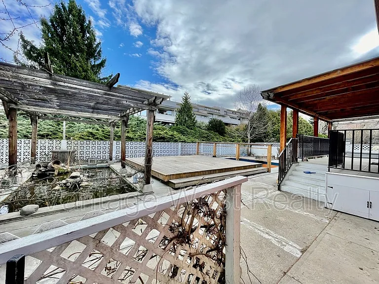 1319 Kelglen Cres #A — Photo 32