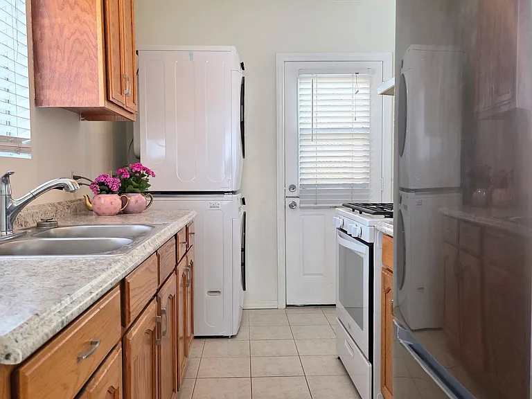 2419 Arizona Ave — Photo 4