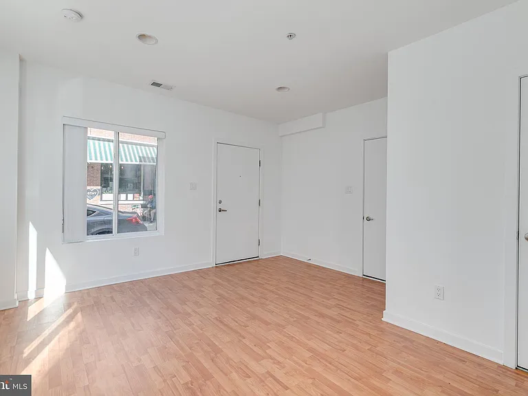 228 W George St #218 — Photo 41