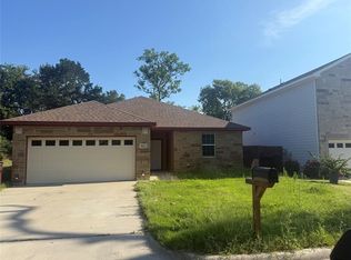 613 E 7th St, Bonham, TX 75418