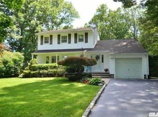 27 Peacock Ln, Commack, NY 11725