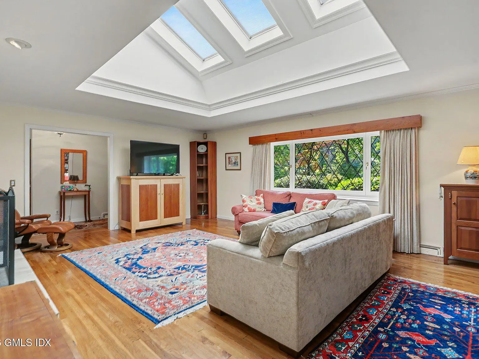 3 bed, 3.0 bath, 2424 sqft, $10,000 — Photo 3