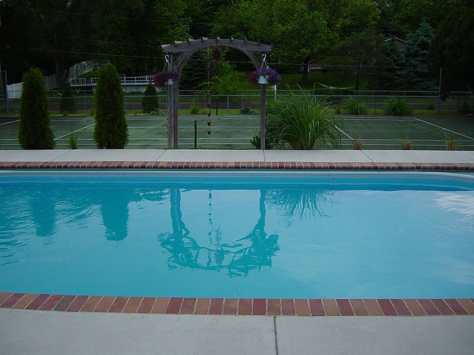 2nd image of 300 E Hazelwood St