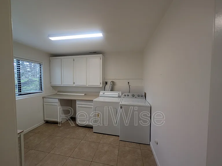 539 Hatfield Dr — Photo 17