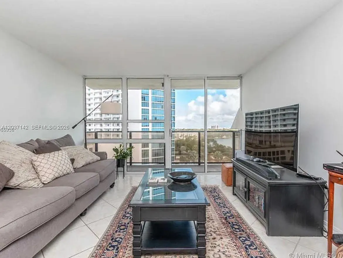 Charter Club Condo — Photo 4