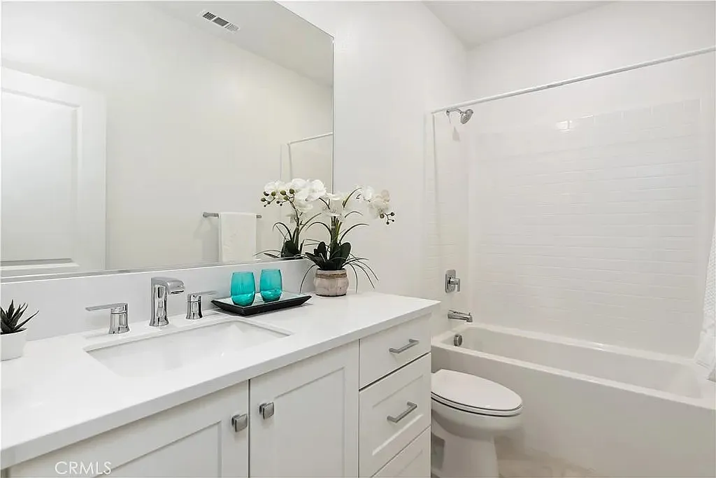 4 bed, 1826 sqft, $3,950 — Photo 2
