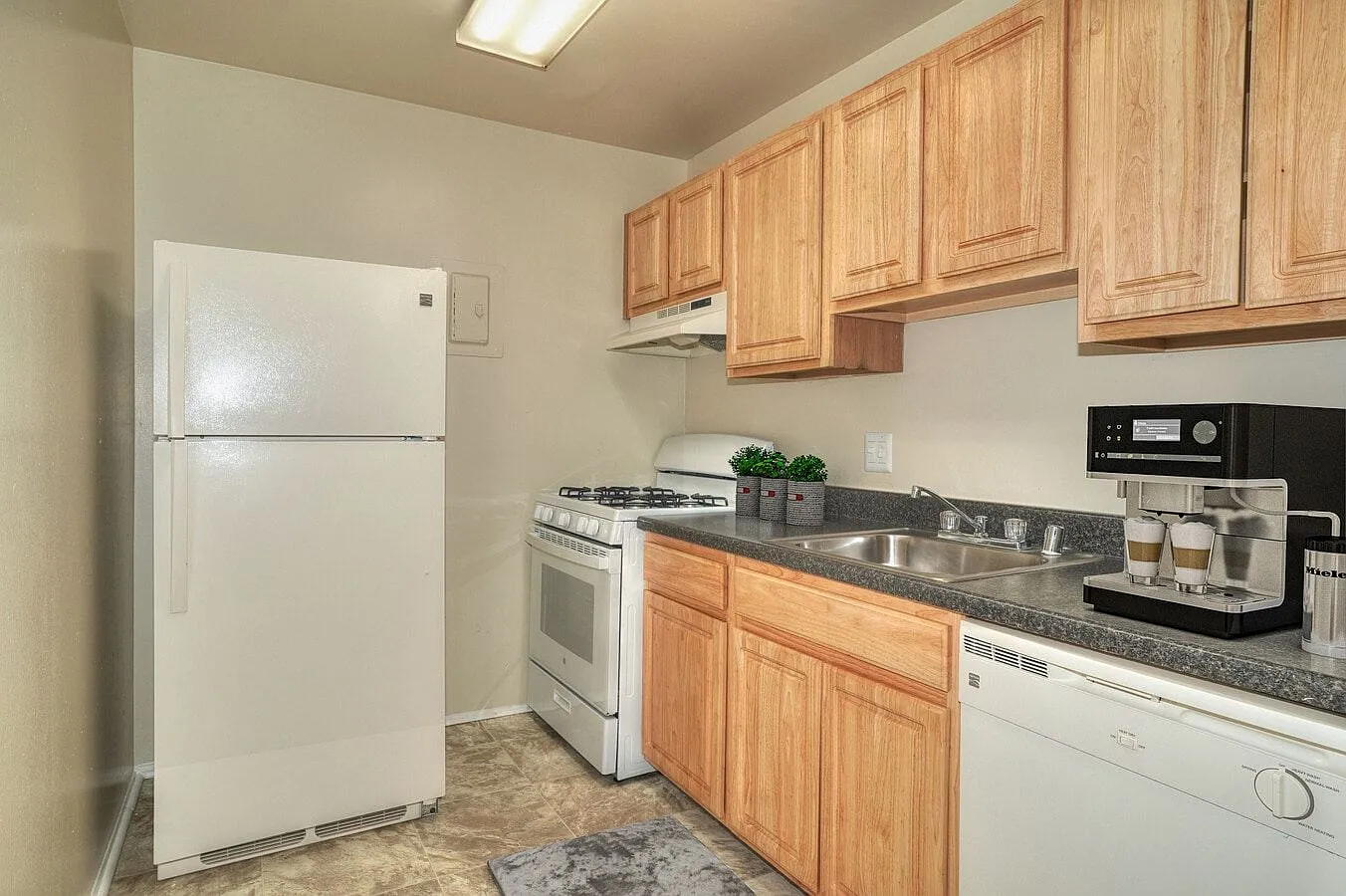 Sussex Square Apartments — Photo 3