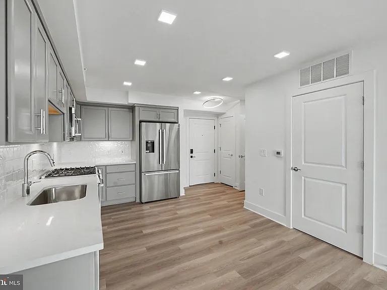 701 N Henry St #502 — Photo 31