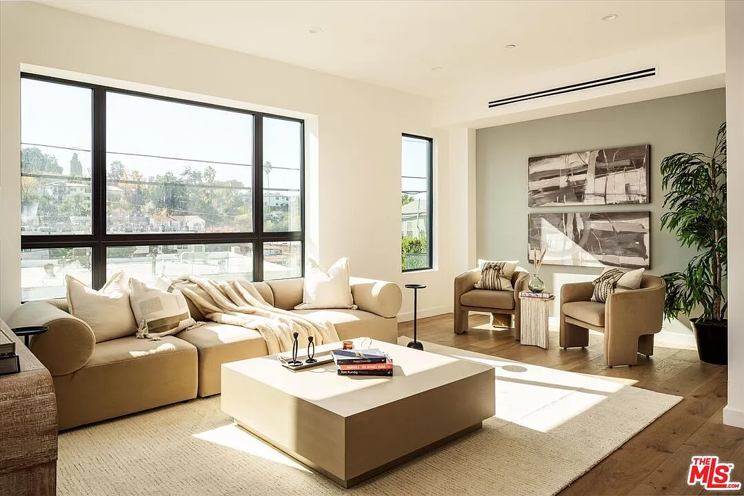 3 bed, 3.5 bath, 2071 sqft, $8,500 — Photo 3