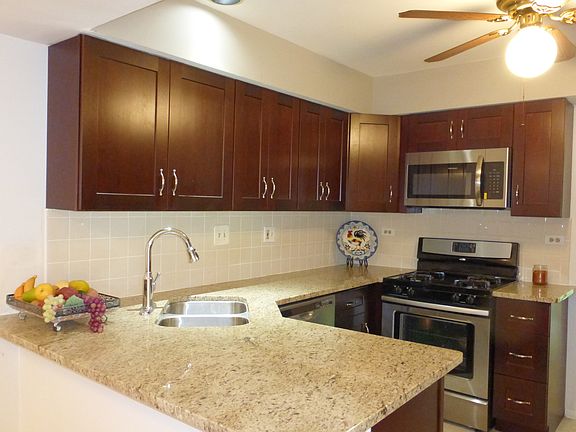 5th image of 2102 Camden Ln