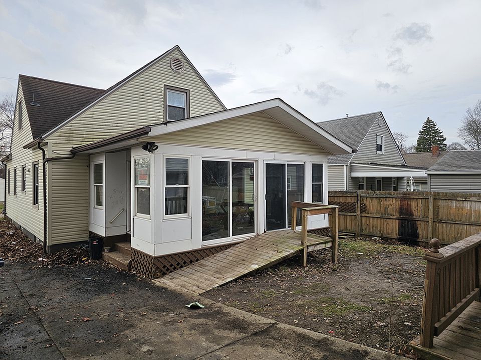 2nd image of 1925 Adelaide Blvd