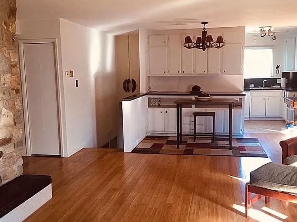 1st image of 2927 Crystal Dr