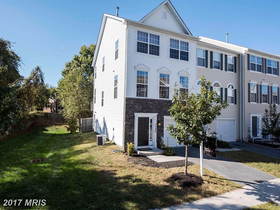 Gorgeous and well maintained end-unit townhome