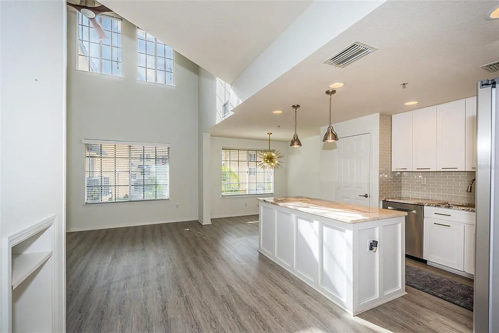 3 bed, 3.0 bath, 1907 sqft, $3,950 — Photo 4