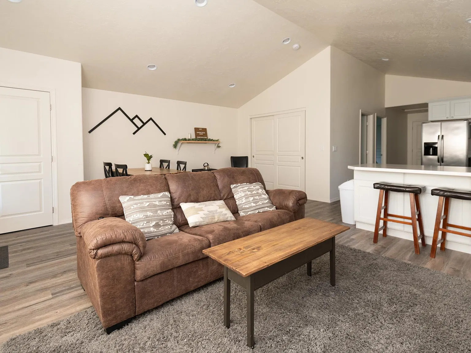 3450 NE Sandalwood Dr — Photo 2