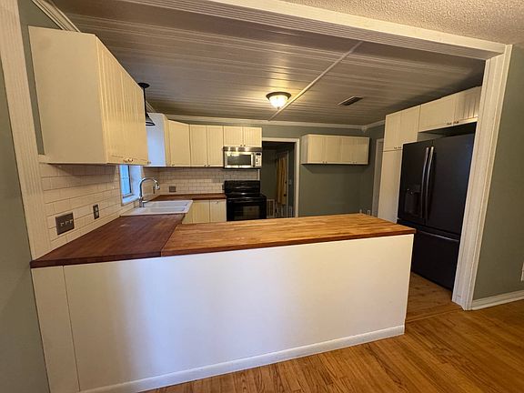 3rd image of 905 Highland Cir