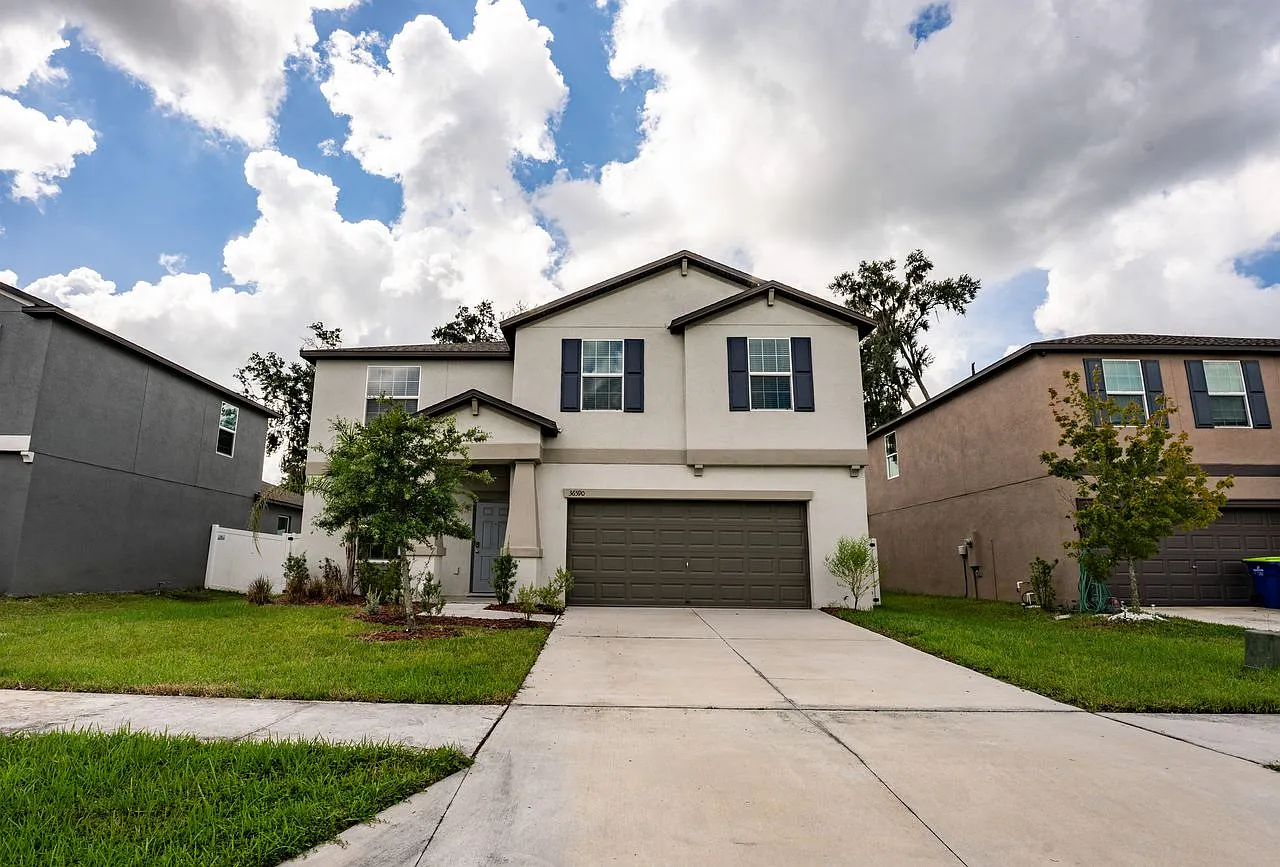 6-Bedroom Home in Abbott Square! — Photo 1