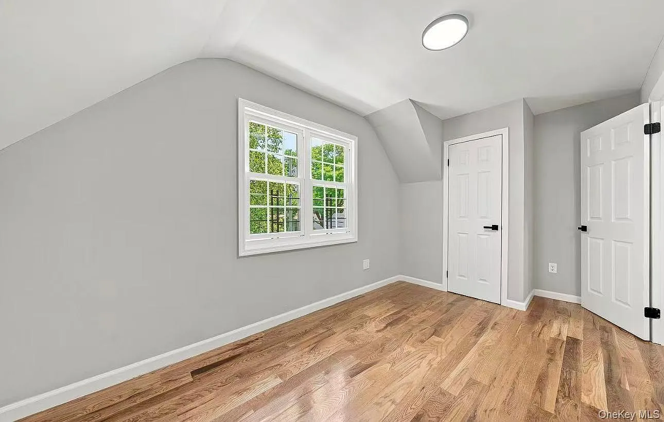 3 bed, 2.0 bath, 1000 sqft, $3,500 — Photo 2
