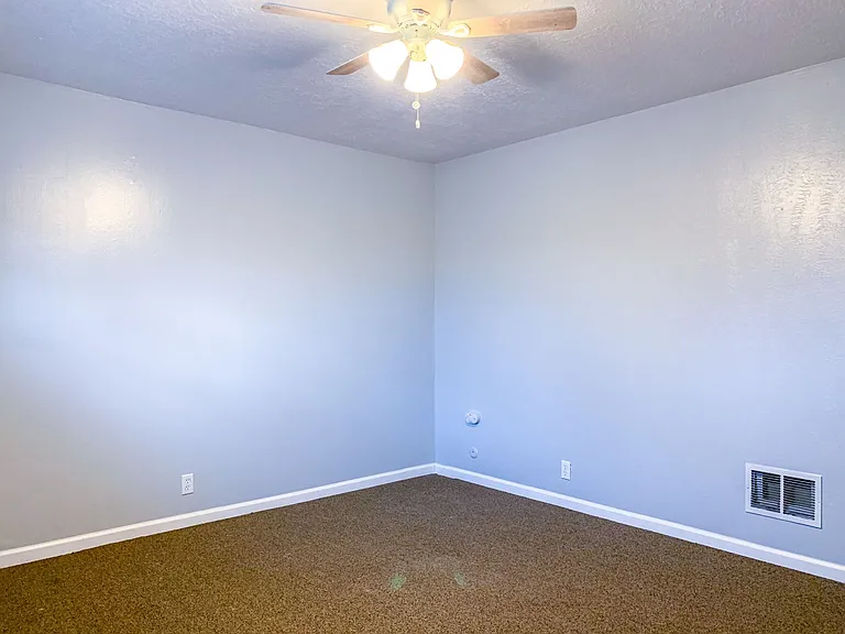 Large One-Bedroom Units Near Nob Hill — Photo 14