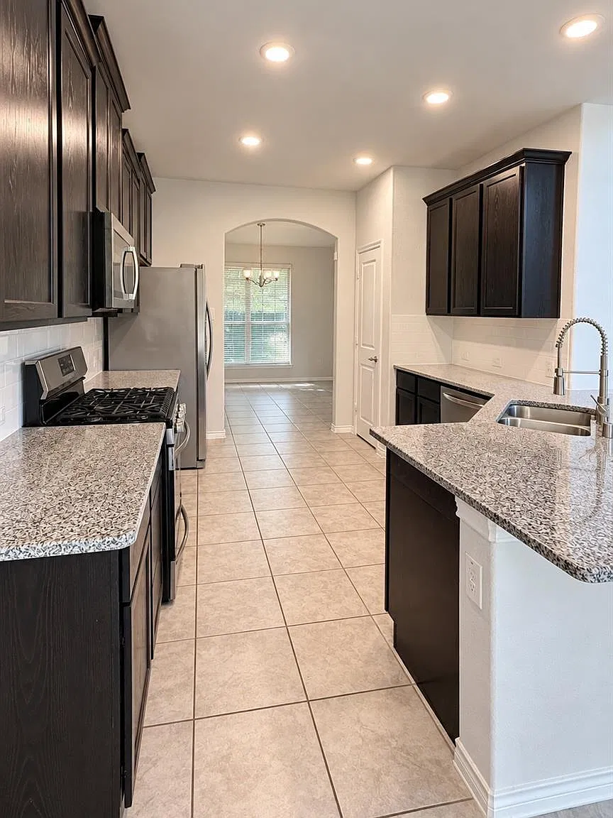 4 bed, 2.5 bath, 2541 sqft, $2,800 — Photo 3