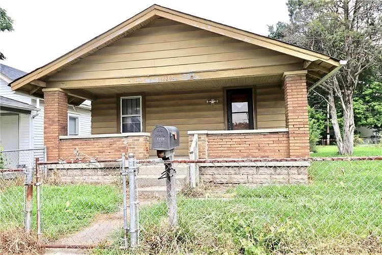 1220 Bacon St photo 1