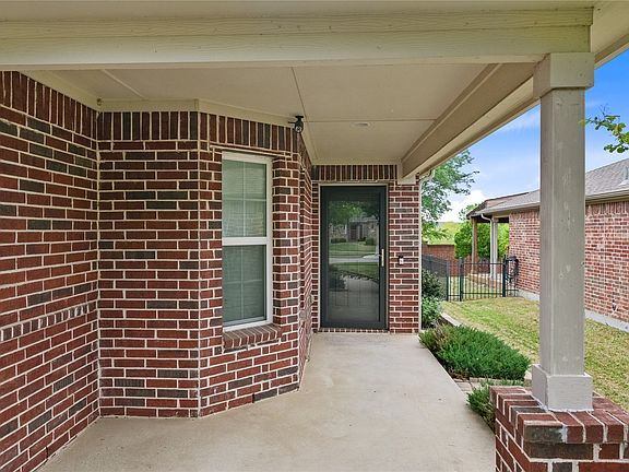 4th image of 127 Montague Ln