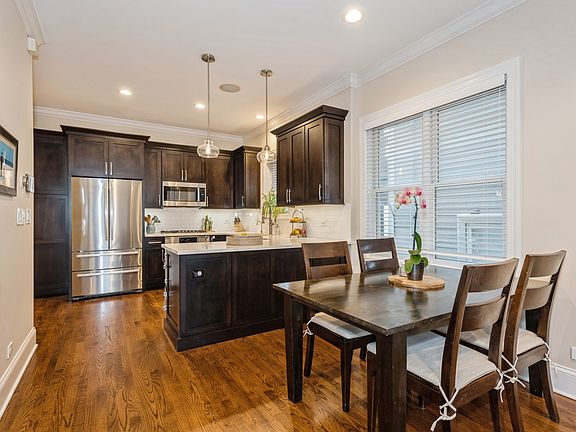 4th image of 1951 W Melrose St #1