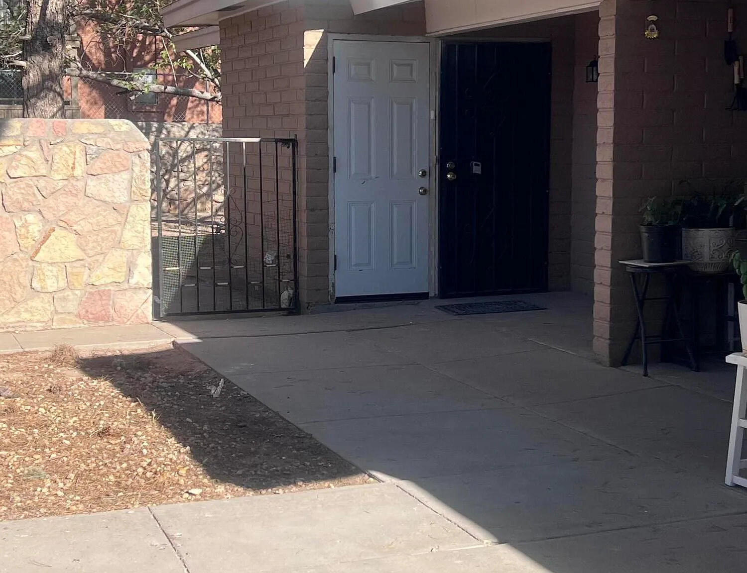 2 bed, 1.0 bath, 841 sqft, $975 — Photo 2