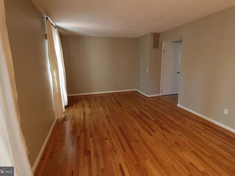 6055 Meyers Landing Ct — Photo 4