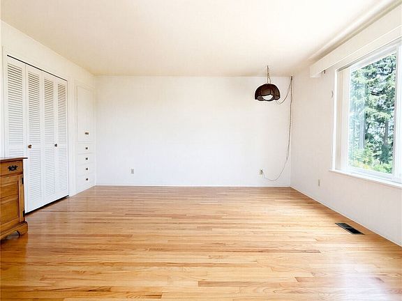 4th image of 2305 126th Avenue Ct E