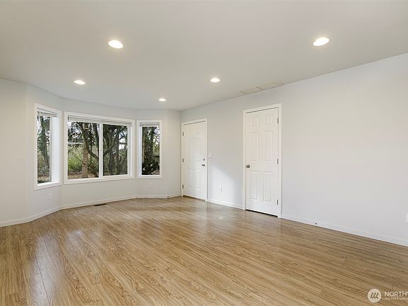 4th image of 11911 54th Drive NE
