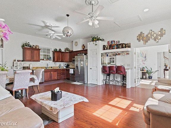 3rd image of 1102 Manor Dr