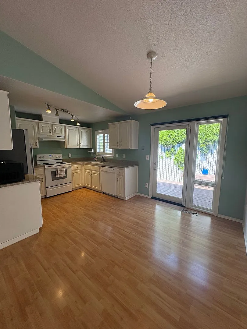 3 bedroom, 2 full bath, single family home Now Available! — Photo 4