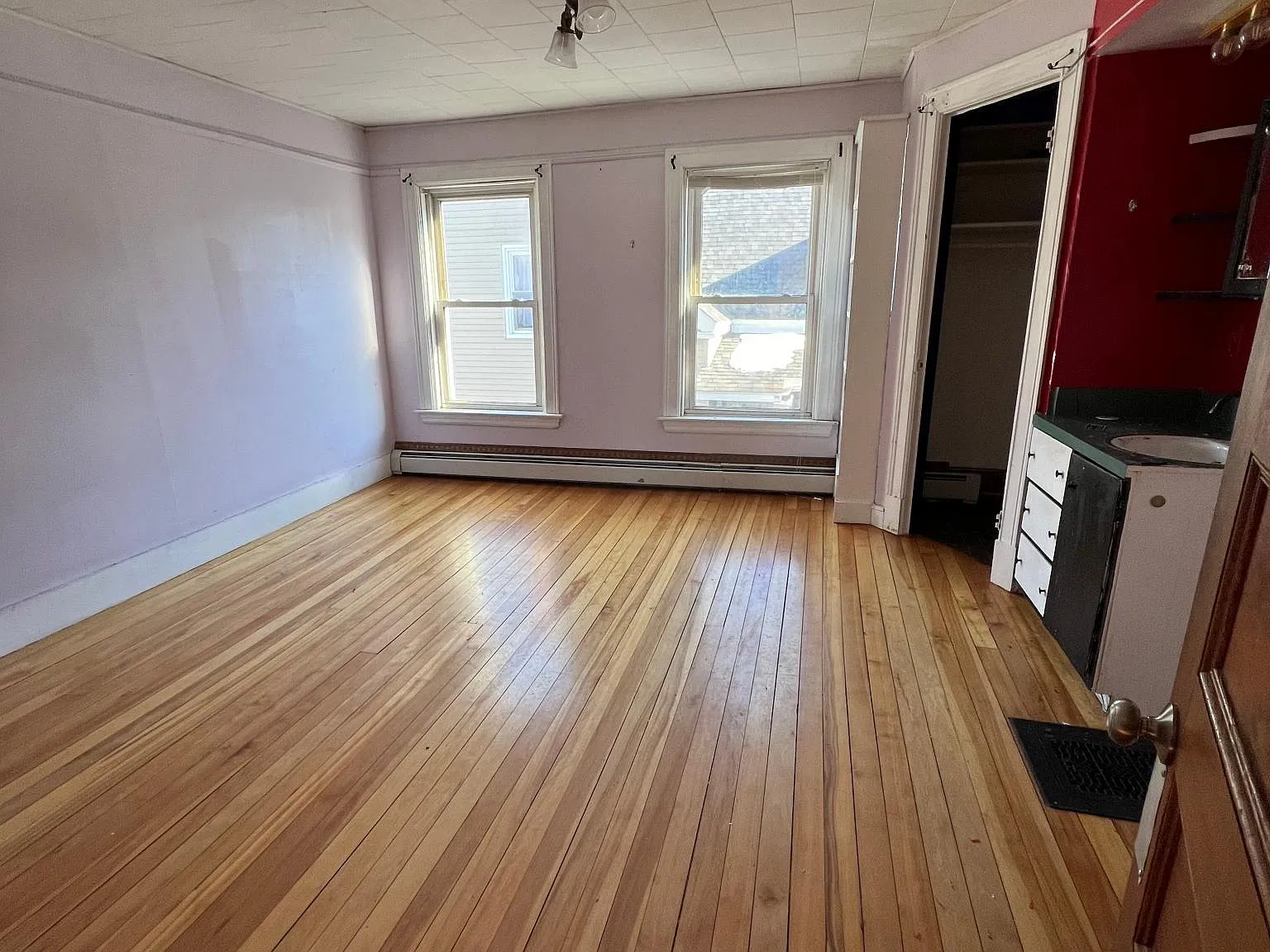 5 bed, 1.5 bath, 3500 sqft, $900 — Photo 3