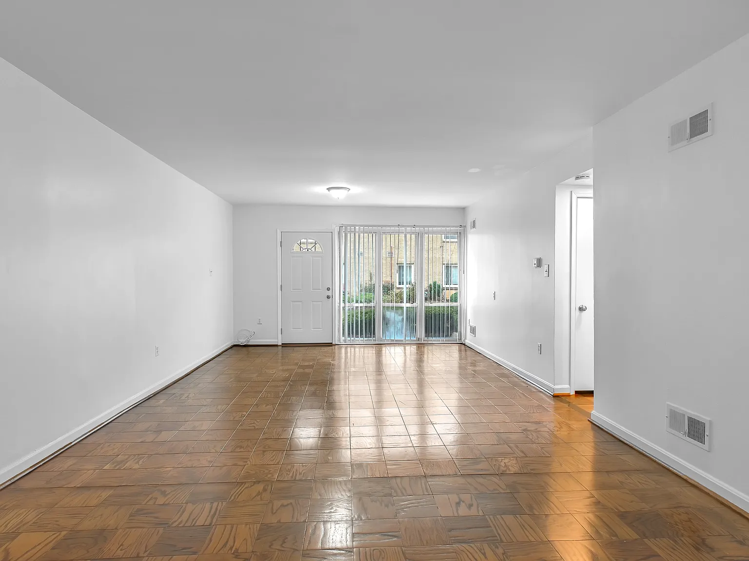 3 bed, 1.5 bath, 1129 sqft, $1,975 — Photo 3