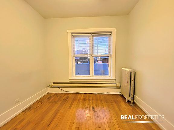 4th image of 953 W Cornelia Ave APT 2B