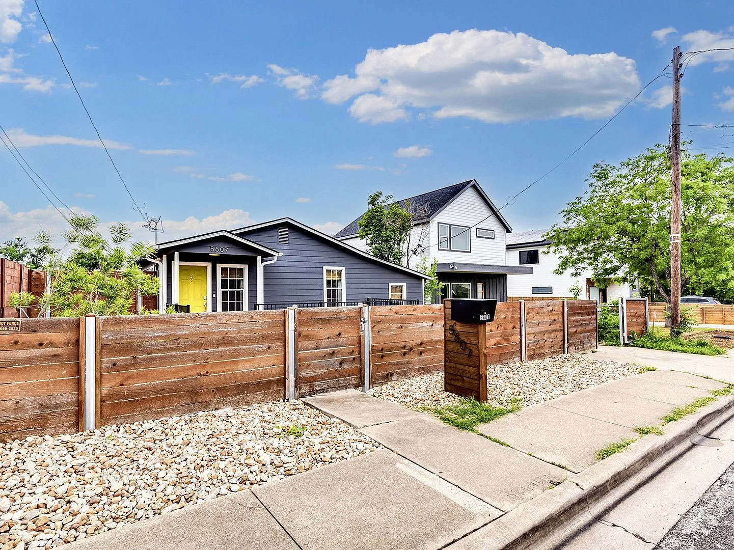 Beautiful 3BR / 2BA Home with Multi-Tier Deck & Fenced Yard in Austin — Photo 3