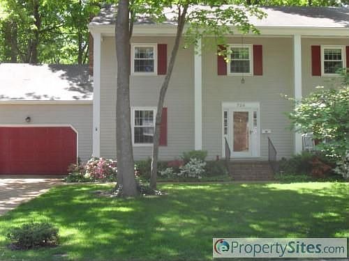 1st image of 724 Lexington Cir