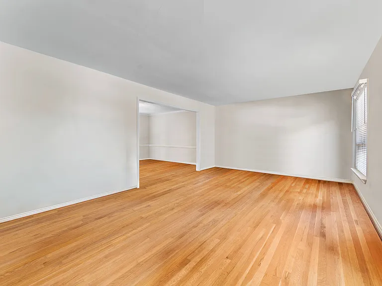 Grande living room with hardwood flooring