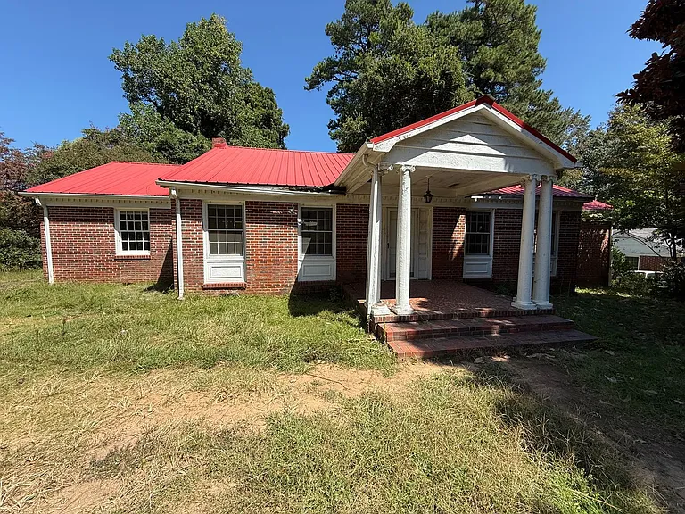 220 Woodside Dr — Photo 1