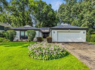 860 Mountain Dr, Deerfield, IL