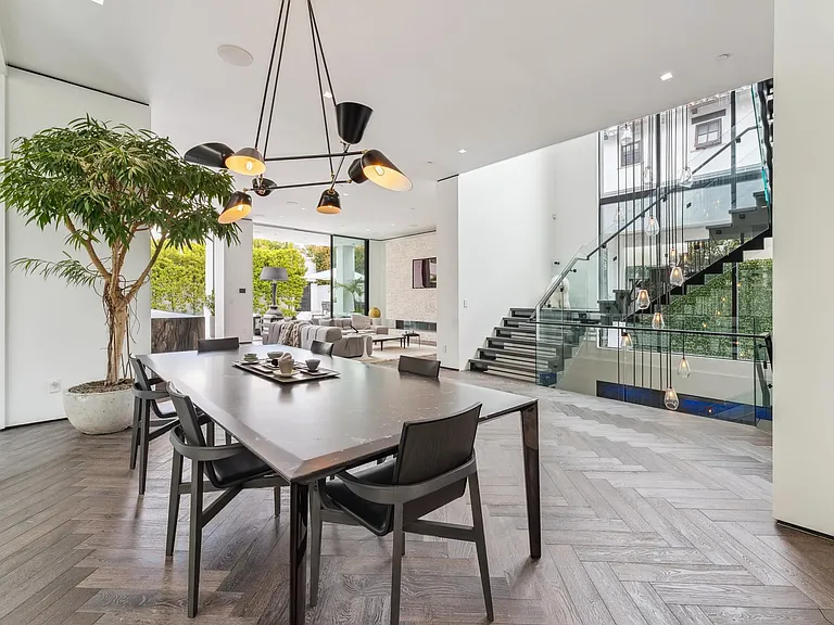 213 S La Peer Dr — Photo 11